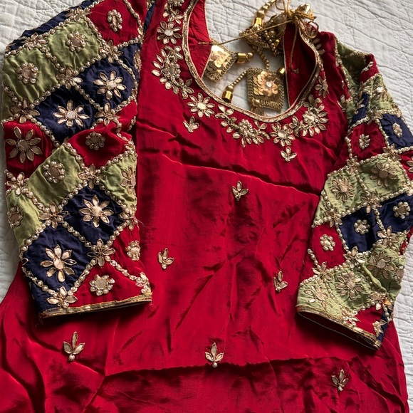 Elegant Red and Green Embroidered Suit Indian suit Punjabi suit party suit - Picture 4 of 6